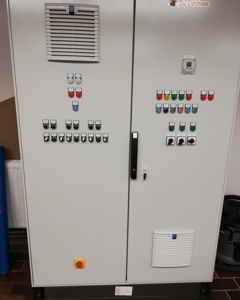 Control cabinet feeding/egg collection